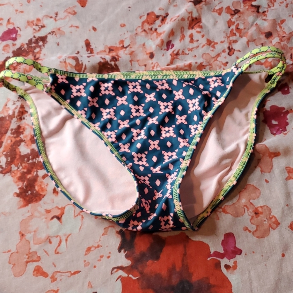 Bikini‎ bottom  👙